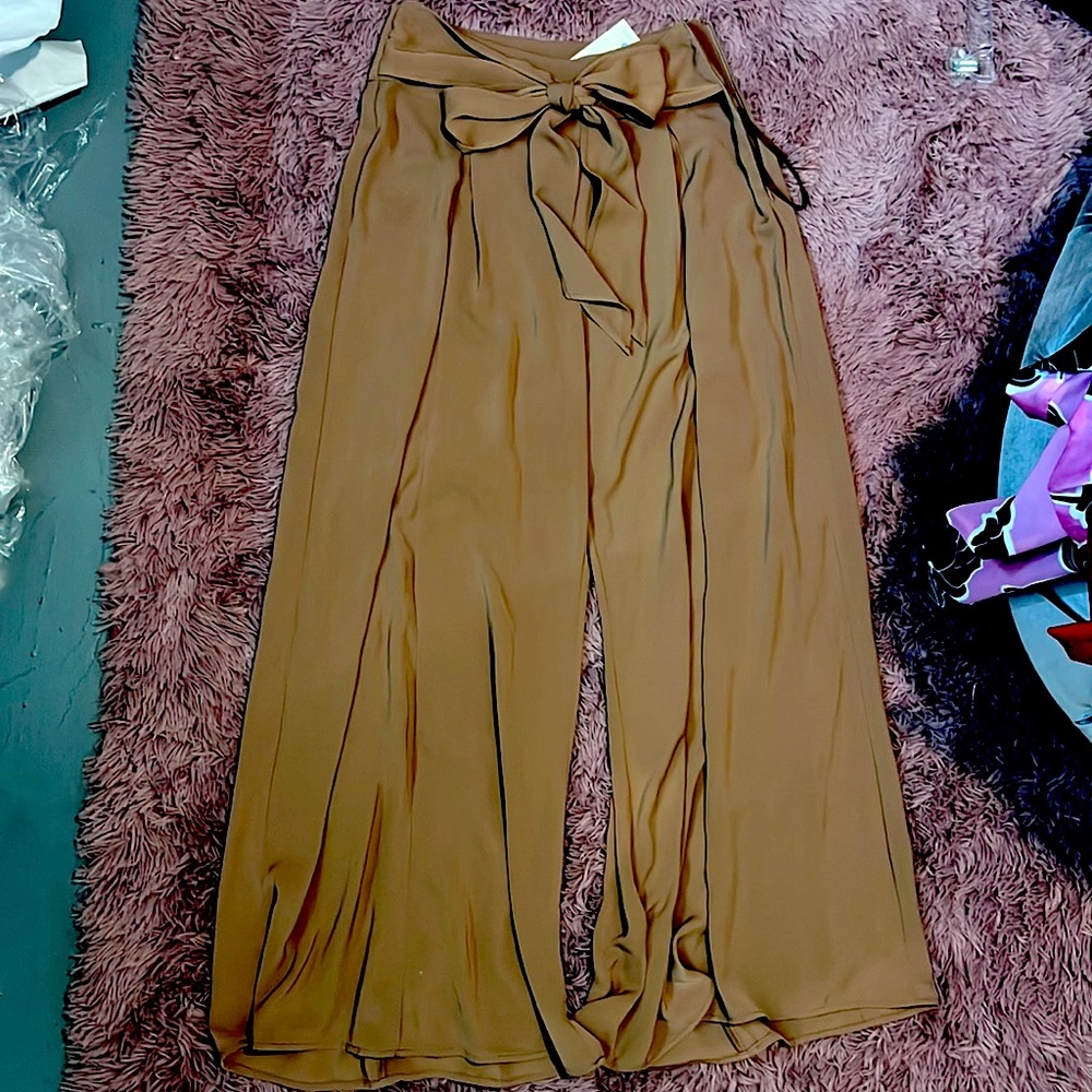 Wide legged pants. Flowy, tie in the front or back. Side zipper with clasp.